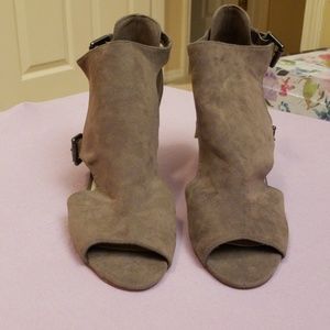 Shoe dazzle gray booties
